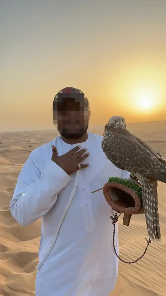 Mann mit Falke in der Wüste